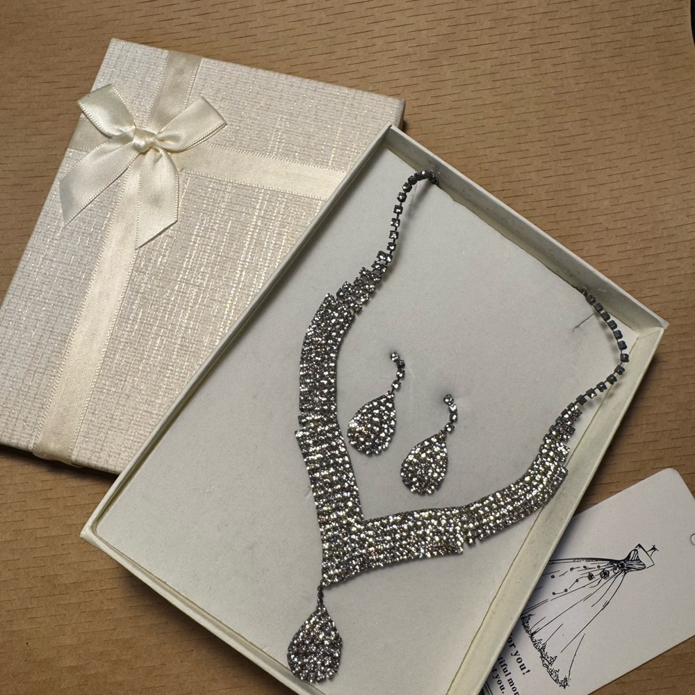 Vintage Silver Statement Necklace with Intricate Design